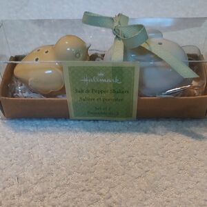 Hallmark Yellow and White Bath & Body Gift Set